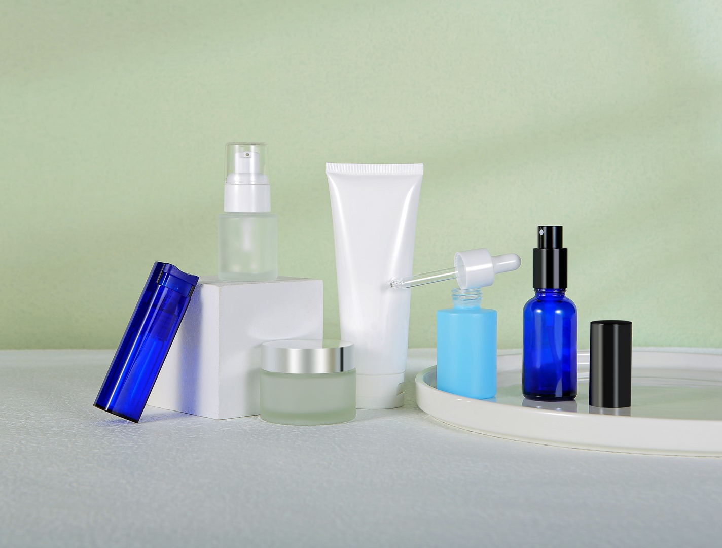Various kind of cosmetic packaging including jar, tube and bottle