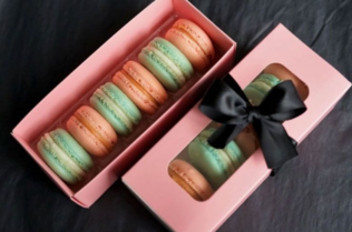 biscuit sleeve box with window